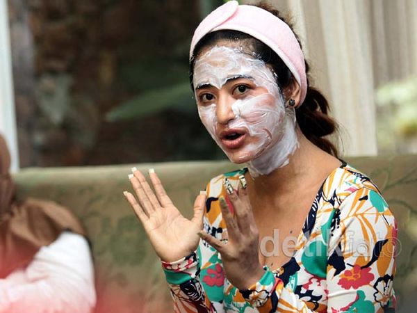 Ingin Lebih Cantik, Dewi Persik Perawatan Wajah