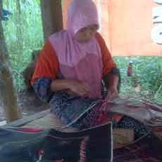 Aneka Anyaman Tikar Cantik Khas Bawean Terbuat Dari Daun Pandan