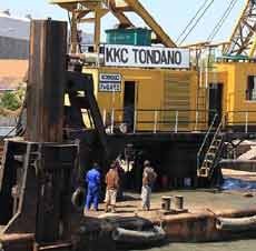 Giliran Dermaga Pelabuhan Tanjung Perak Dikeruk