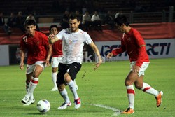 Cesc Fabregas berusaha keluar dari hadangan pemain tim Garuda.