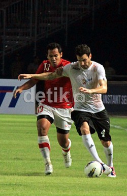 Cesc Fabregas berebut bola dengan Lucky Wahyu.