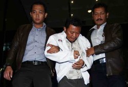 Berbaju Tahanan, Bupati Buol Dibawa ke Rutan KPK