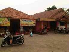 Warga yang Menyemut Mulai Tinggalkan Rumah Pedagang Siomay Ngetop