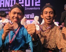 Hebat! Dua Siswa Asal Yogyakarta Buat Sepatu Bermata Untuk Tunanetra