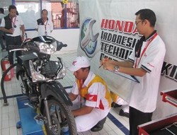 Mekanik Honda dan Siswa SMK Beradu Ketangkasan Motor Injeksi