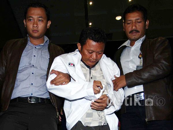 Bupati Buol Digiring ke Rutan KPK Bupati Buol Digiring ke Rutan KPK