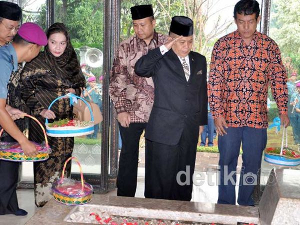 Menkop & UKM Ziarah ke Makam Bung Hatta