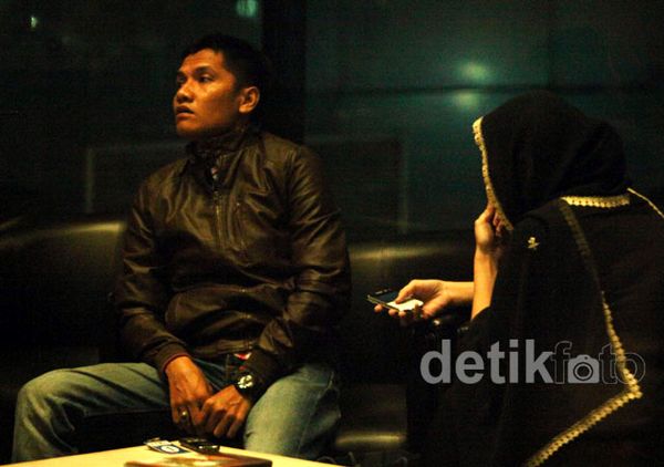 Keluarga Bupati Buol ke KPK Bawa Baju Keluarga Bupati Buol ke KPK Bawa Baju