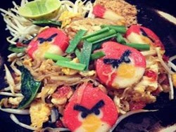Angry Birds Pun Bermain Dalam Sepiring Pad Thai