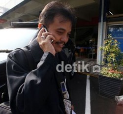 Baca Data Pelanggan, Roy Suryo Tantang BRTI