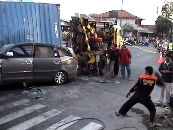 Kecelakaan Beruntun 5 Orang Tewas