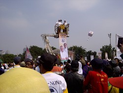 Nangkring di Crane Mobil Damkar, Alex Noerdin Serukan 3 Tahun Bisa