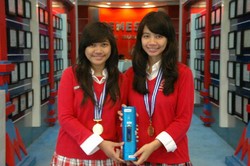 Ciptakan Alat Pesan Makanan Digital, 2 Siswi SMA Diganjar Special Awards