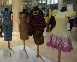 Koleksi Tenun Ani Yudhoyono Dipamerkan di Senayan City