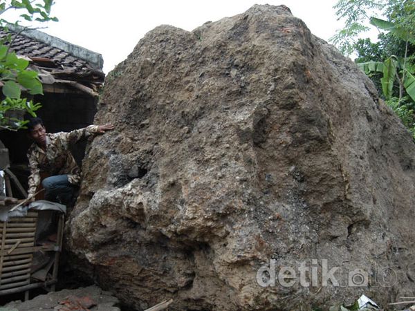 Longsor, Batu Sebesar Bus Mini Tabrak 2 Rumah Warga