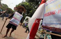 Jalan 25 Hari & Habiskan 8 Sandal, Hari Korban Lapindo Tiba di Jakarta