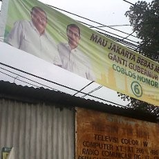 Masa Tenang, Satpol PP Masih Cabuti Sisa Spanduk Kampanye Cagub DKI