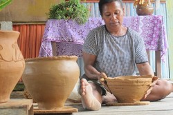 Menyambangi Para Pengrajin Tanah Liat di Desa Abar, Papua