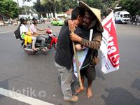 Jalan Kaki, Korban Lapindo Sampai di Jakarta
