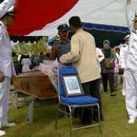 Jerit Tangis Iringi Pemakaman Mayor Laut Eko Idang Prabowo