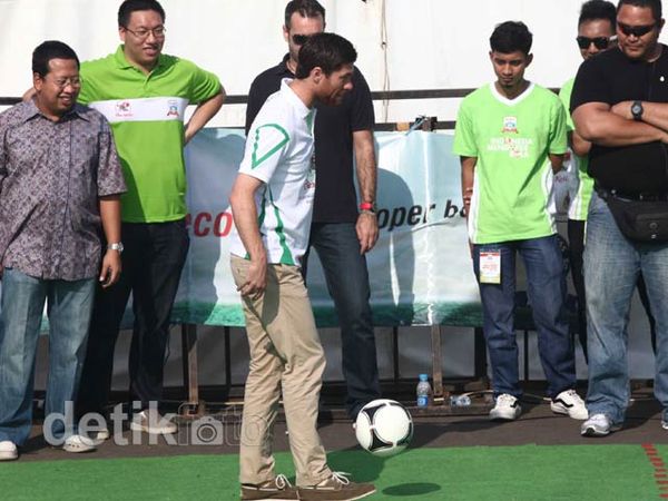 Xabi Alonso Sapa Penggemar di Jakarta