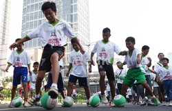 Ribuan masyarakat berkeliling wilayah monas hingga Bundaran HI sambil membawa bola.