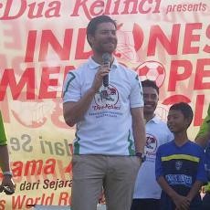 Xabi Alonso Tercengang di Monas
