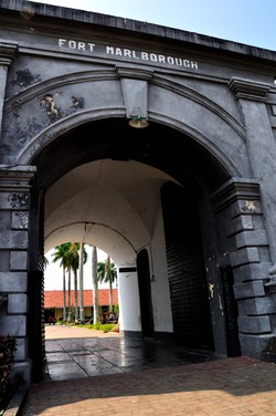 Wisata Sejarah ke Fort Malrborough