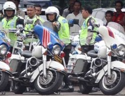 Ini Dia Cara Aman Naik Motor ala Pak Polisi
