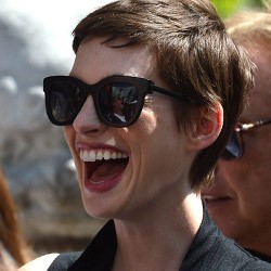 Wajah Sumringah Anne Hathaway