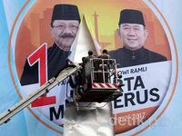 Membandel, Baliho Foke-Nara Diturunkan Paksa