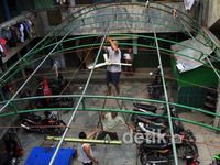Warga Jakarta Mulai Bangun TPS