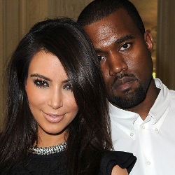 So Sweet..Kanye West Rayu Kim Kardashian di Depan Fans