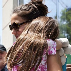 Katie Holmes Keukeuh Dapatkan Hak Asuh Penuh Suri