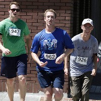 Mark Zuckerberg & Ratusan Karyawan Facebook Lari Maraton