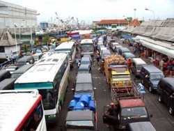 Truk Antre di Merak, Menhub Ancam Manajemen ASDP