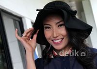 Senyuman Ayu Dewi Selebar Topinya