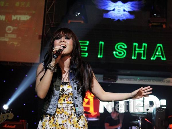 Aksi Panggung Enerjik Geisha di Wanted 2012