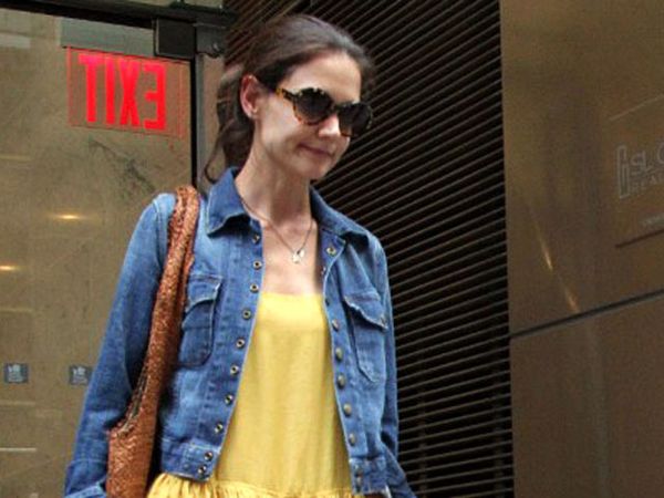 Katie Holmes Semakin Tegar