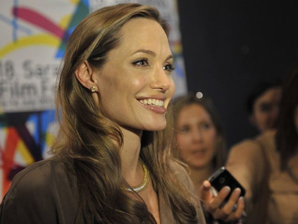 Angelina Jolie Pamer Cincin Tunangannya