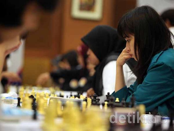 Mahasiswi Cantik Ramaikan Kejuaraan Catur