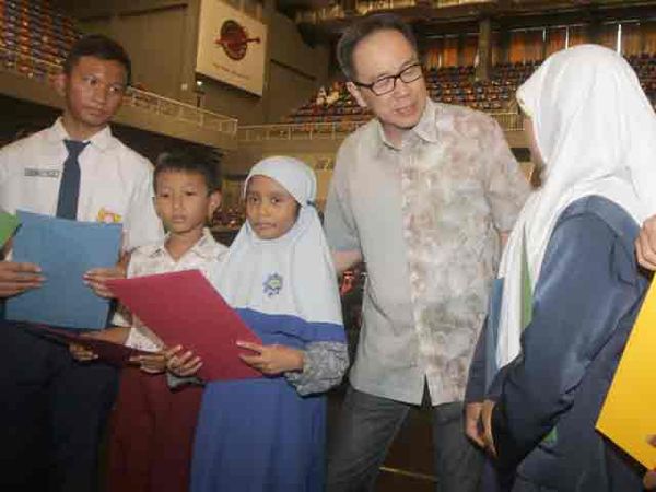 Ribuan Pelajar Mendapat Beasiswa