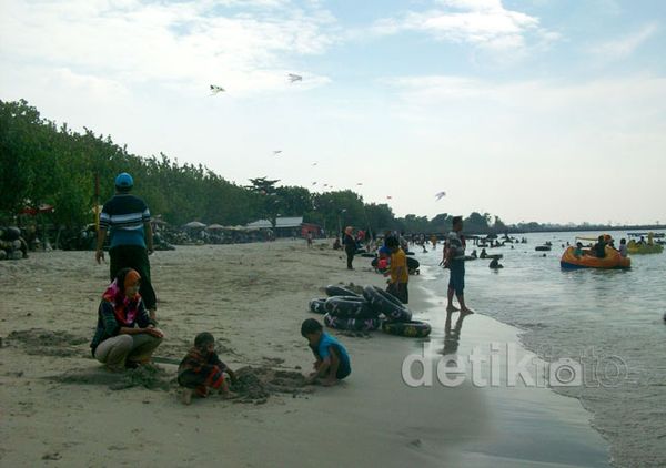 Puncak Liburan, Pantai Delegan Ramai Pengunjung