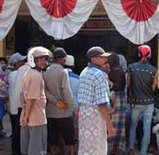 Warga Tuban Geruduk Polsek Palang