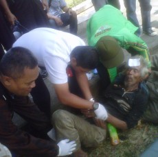 Pria Tua Terbaring di Selokan Depan Kantor Gubernur