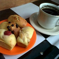 Nangkring Sambil Menikmati Kopi Plus Kue Balok