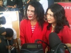 Mbak Yuli dan Mbak Merlyn Ikut Saweran Gedung KPK