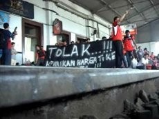 Tolak Kenaikan Tarif KRL, Puluhan Warga Duduki Rel di Bogor