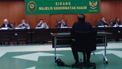 Karaoke dengan Pihak Berperkara, Hakim Putu Suika Terancam Dipecat