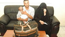 Astaga! Tak Punya Visa, Bayi Dimasukkan Orangtuanya ke dalam Tas